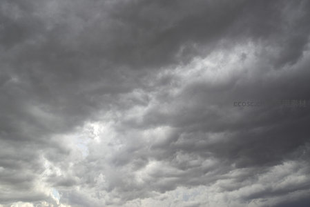 灰暗云层中透出希望的光芒