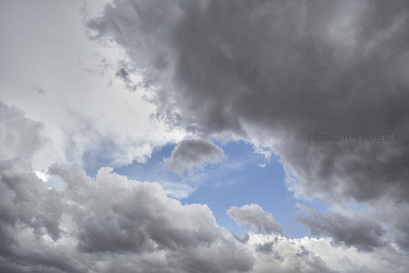 乌云密布的天空，预示着即将到来的暴雨