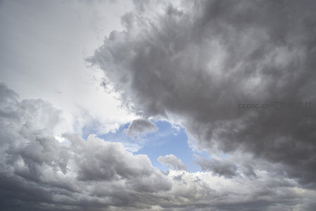风云变幻，厚重云层下的天空奇观