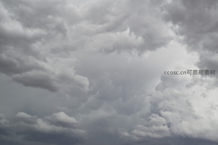 暴风雨前夕，翻滚的云团预示着强对流天气