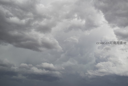 阴云密布，天空中酝酿着一场倾盆大雨