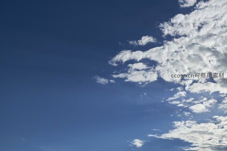 晴空万里，白云朵朵点缀蔚蓝天空
