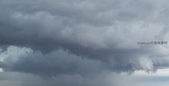乌云密布的天空，预示着即将到来的暴雨。