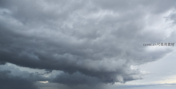 阴沉天空下翻涌的积雨云，气势磅礴。