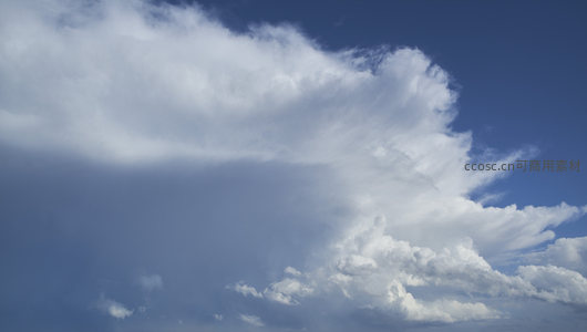 蓝天白云交相辉映，洁白云朵如棉絮般飘逸。