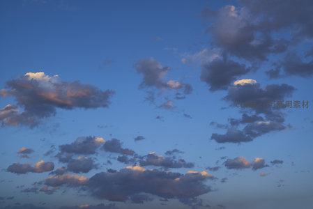 暮色时分染霞云彩温柔绽放