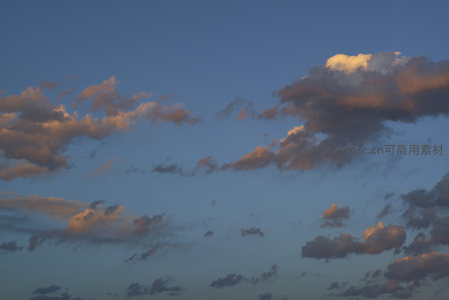日落余晖映照金边云朵美景
