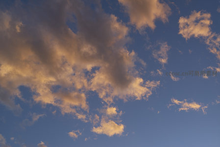 金色晚霞穿透云隙照亮苍穹