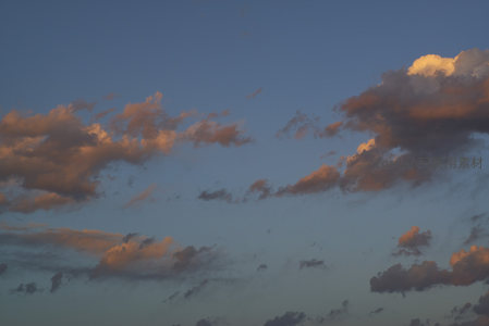 暮色云霞染天际，光影交织如画卷