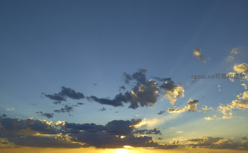 阳光穿透云隙间，万道金光洒人间
