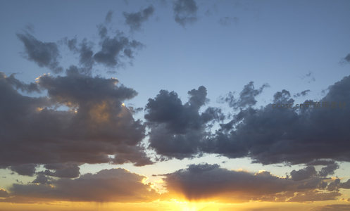 乌云镶金边，夕阳破云现辉煌