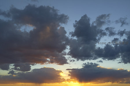 夕阳穿透云层洒下金色光辉