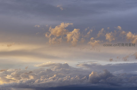 暮色云海染上温暖金黄调