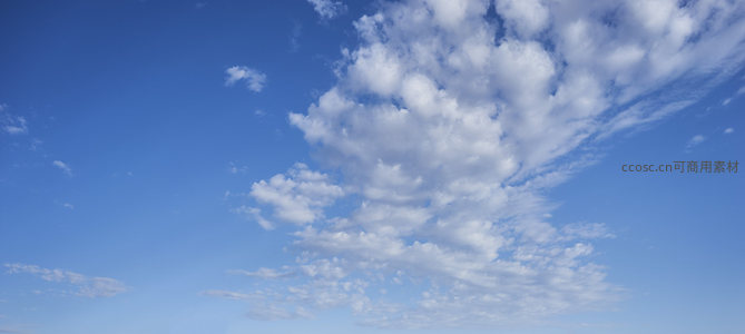 蓝天白云构成纯净自然画卷