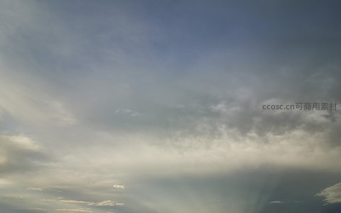 云层缝隙透出的天光与阴霾交织