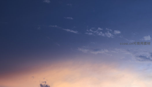 深蓝暮色中飘散的丝缕云朵