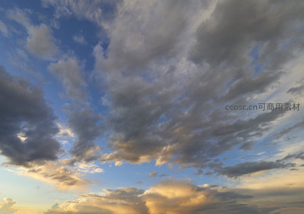 夕阳余晖染金云海翻涌如浪