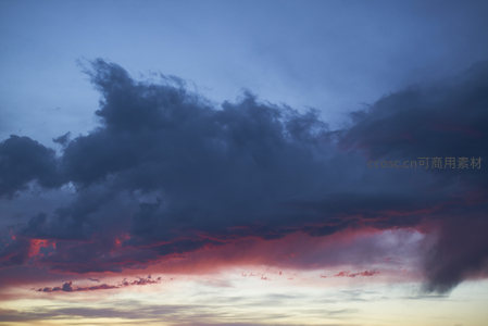 乌云压顶处透出绚烂血色晚霞