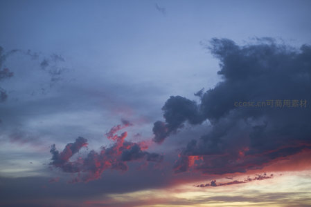 暮色云霞染天际，紫红交融如画卷