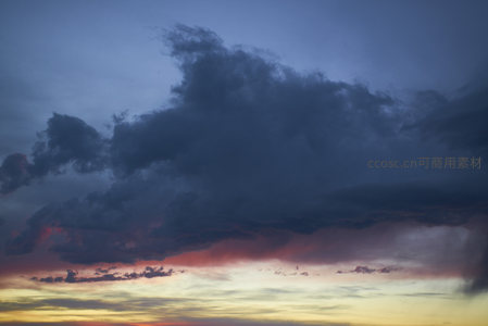 深蓝云海翻涌，霞光穿透云隙洒人间