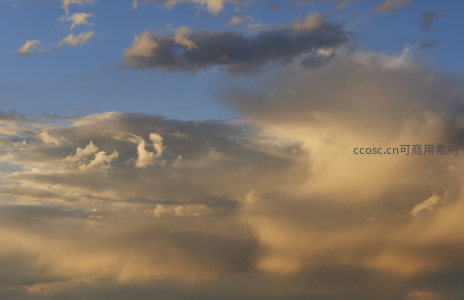 金色云浪奔腾，阳光倾泻如熔金流淌