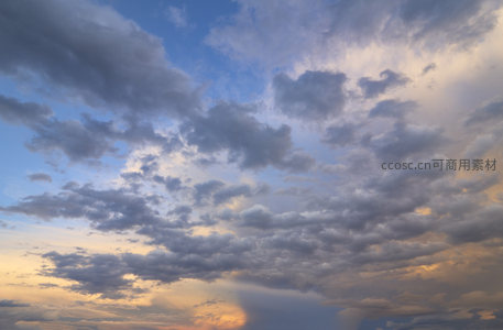 云海翻腾映霞光，蓝灰交织绘天幕