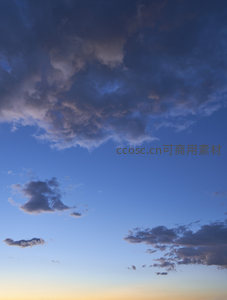 晚霞映照云海，天空渐变如画布