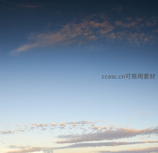 晨曦微光穿透云隙，天空澄澈如洗