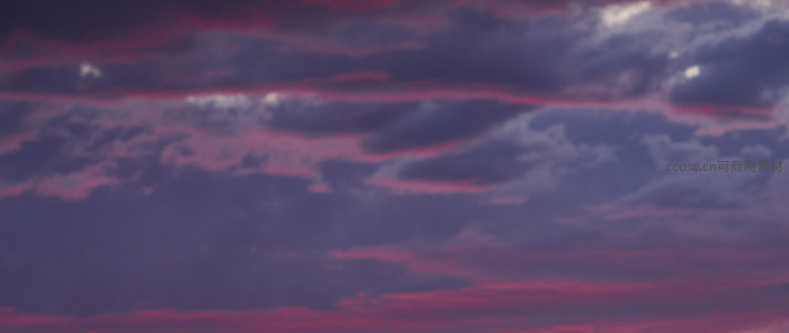 紫红色晚霞染遍天际云层如火焰