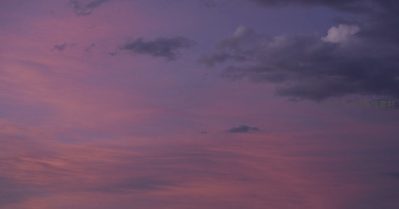 粉紫色暮色天空温柔宁静如梦境