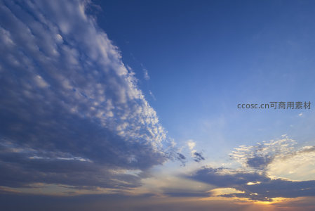 清晨或黄昏时分的斜阳穿云景象