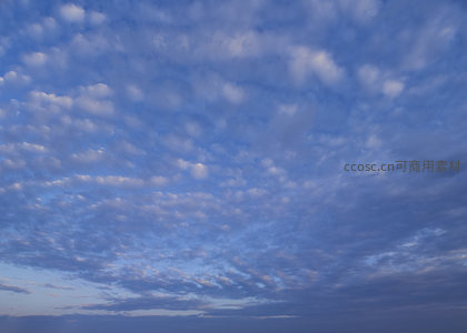 布满细碎云团的淡蓝色宁静天空