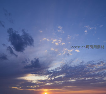 暮色苍穹中的云海与余晖