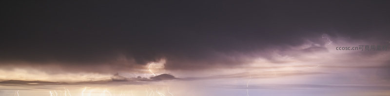 雷暴来临前的暗沉天空闪电