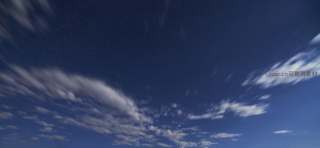深蓝夜空繁星点点云朵轻柔飘动