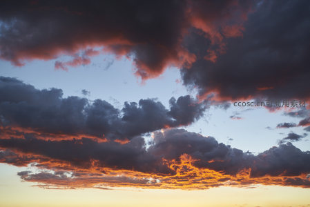 夕阳染红云海，火烧云铺满天边