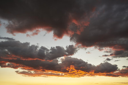 火烧云染透天际，暮色苍茫