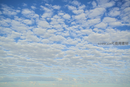 蓝天白云如棉花糖般铺展