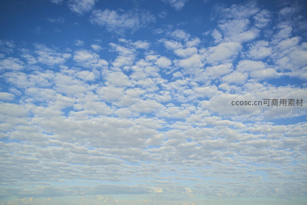 晴朗午后，云朵轻盈飘逸