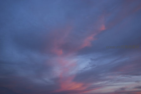 紫霞漫天，暮色温柔如画