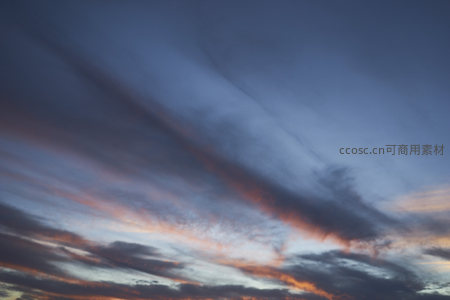 斜阳余晖穿透云层，绚烂夺目