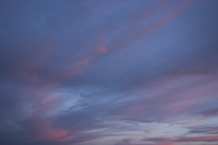 暮色云霞染天际，紫粉交融如梦境