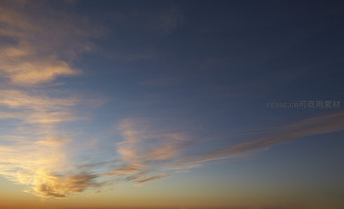 黄昏时分的天空云彩绚丽多彩