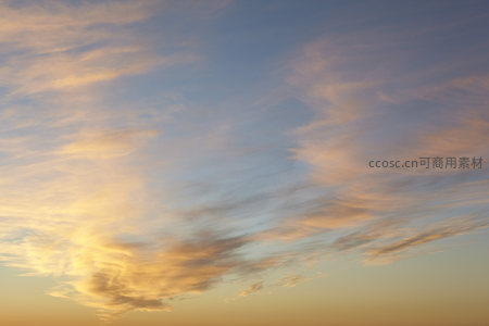 金色晚霞映照天际云层流动