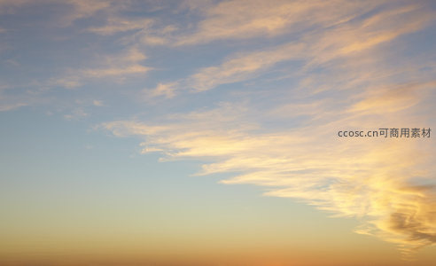 渐变天空中云朵如丝绸飘逸