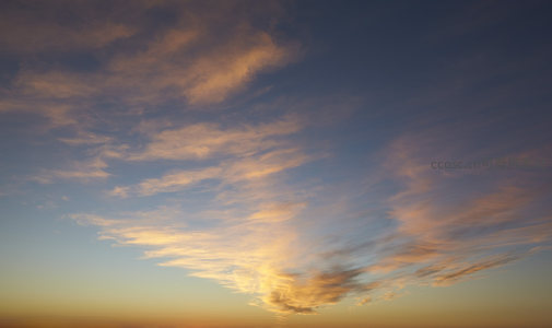 晚霞映照天际云层流动