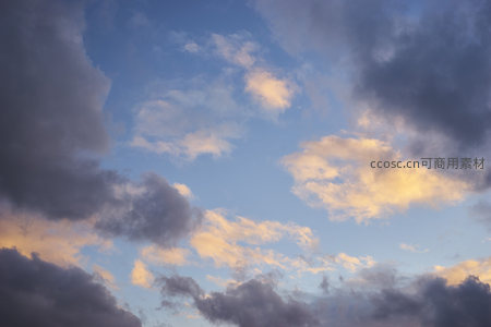 蓝天白云边缘染上金辉