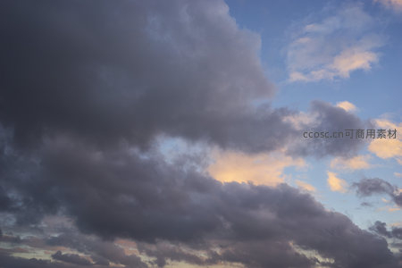 暮色苍穹，云层翻涌如墨染天幕