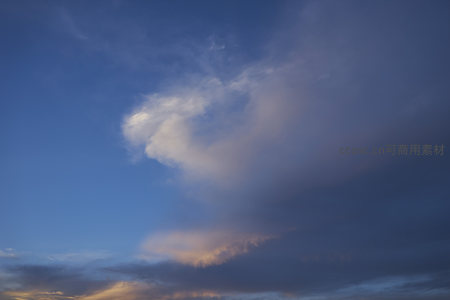 心形云朵悬浮于湛蓝天空之上