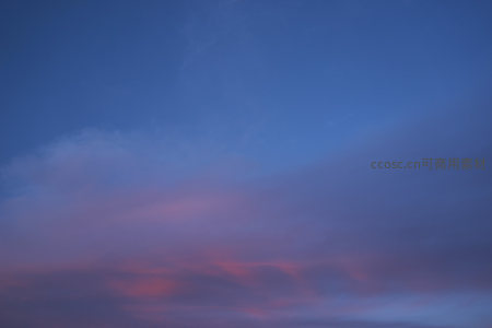 紫霞满天，晚霞如丝绸般铺展